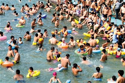 昨日，濟(jì)南市最高氣溫超過37℃，位于市區(qū)黑虎泉畔的泉水浴場免費(fèi)開放。