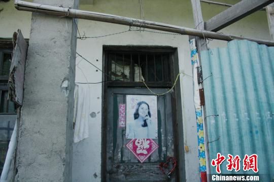 圖為嫌犯租住的民房，當(dāng)天受害人即攀在門上的窗口對外呼救。 吳佳蔚 攝