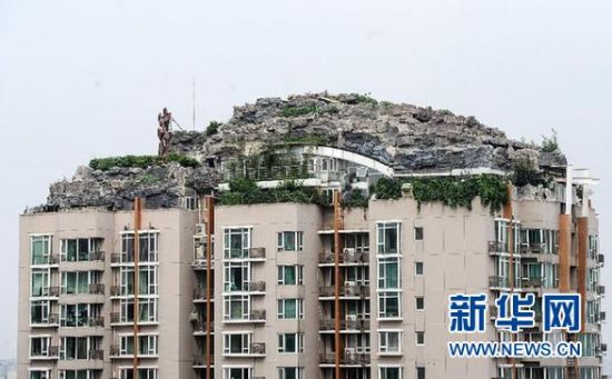 位于北京市海淀區(qū)白石橋路45號人濟山莊小區(qū)B棟樓頂?shù)募偕絼e墅（8月12日攝）。