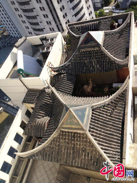 2013年8月14日，江蘇蘇州蘇州市三香大廈高樓18層樓頂東側(cè)陽(yáng)臺(tái)上的“蘇州園林”式別墅，兩座涼亭和兩道回廊，飛檐翹角，一派蘇州園林的氣勢(shì)。中國(guó)網(wǎng)圖片庫(kù)李俊鋒攝影