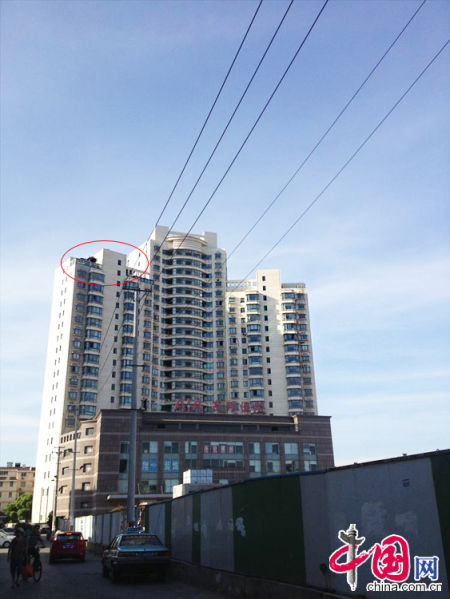 2013年8月14日，江蘇蘇州蘇州市三香大廈高樓18層樓頂東側(cè)陽(yáng)臺(tái)上的“蘇州園林”式別墅，兩座涼亭和兩道回廊，飛檐翹角，一派蘇州園林的氣勢(shì)。中國(guó)網(wǎng)圖片庫(kù)李俊鋒攝影