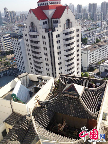 2013年8月14日，江蘇蘇州蘇州市三香大廈高樓18層樓頂東側(cè)陽(yáng)臺(tái)上的“蘇州園林”式別墅，兩座涼亭和兩道回廊，飛檐翹角，一派蘇州園林的氣勢(shì)。中國(guó)網(wǎng)圖片庫(kù)李俊鋒攝影
