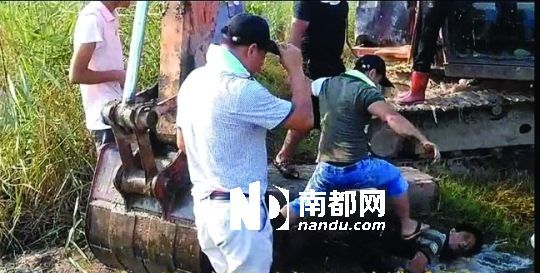 另一名男子被推入水塘。