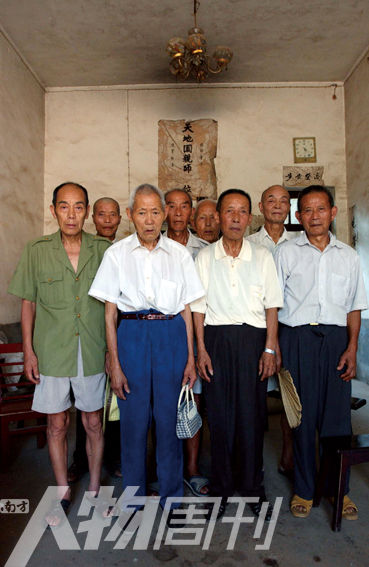 2003年5月，湖南攸縣農(nóng)村的8位志愿軍老兵。10年后回訪時，其中6人已悄然逝去