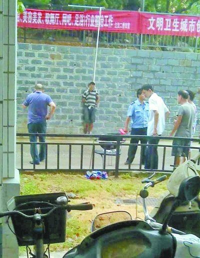 小偷被五花大綁捆在小區(qū)門前的墻壁上示眾。 網(wǎng)友羅先生 攝