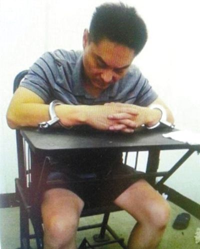 韓磊被控制時(shí)接受警方訊問(wèn)。本組圖片為視頻截圖