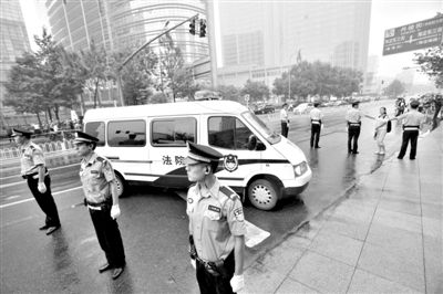 　　昨日早上,押解李某某的車隊開進法院。當日,李某某等5人涉嫌強奸案在海淀法院不公開審理。本版攝影/新京報記者 王貴彬
