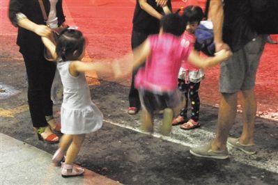 2012年8月1日晚，北京兒童醫(yī)院，三個來自廊坊的小女孩在玩耍，她們都被幼兒園老板性侵害。本版攝影/新京報記者 尹亞飛