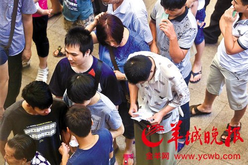 挎腰包的“黃牛”分發(fā)一輪“任務(wù)”后，自己也開始整理“炒號(hào)”簽條
