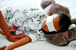 9月2日，小斌斌在病床上休息。山西省眼科醫(yī)院院長賈亞丁介紹，醫(yī)院安排心理專家對患兒及家屬進行心理治療。