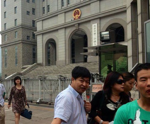 上午10：35分左右，蘇順虎律師和其家屬?gòu)姆ㄔ何鞔箝T出來。