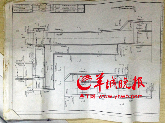 舉報人洪先生稱，里面標(biāo)注“100”（圖紙默認(rèn)單位為毫米）的地方，均按照13厘米的鋼筋間距施工