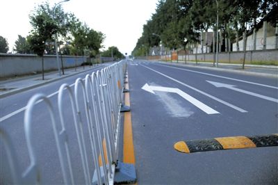 樓梓莊路東，飚車的路已經(jīng)安裝了隔離護欄和減速帶。新京報記者
