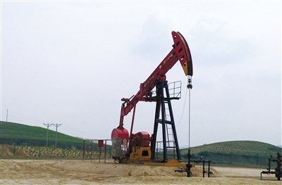長慶油田標(biāo)準(zhǔn)化井場，位于定邊縣新安邊鎮(zhèn)店子坪村黃土高原上。