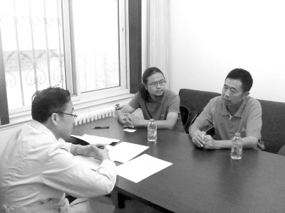 9月13日下午，雷闖(中)與父親在國家衛(wèi)計委遞交建議信，與衛(wèi)計委工作人員交流?！±钻J供圖