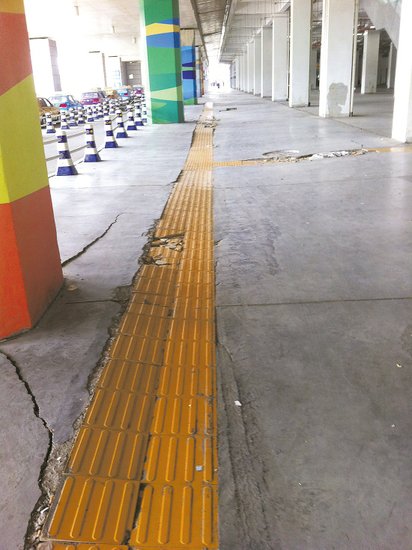 在溫嶺火車站架空層，由于沉降產(chǎn)生的裂縫到處可見。