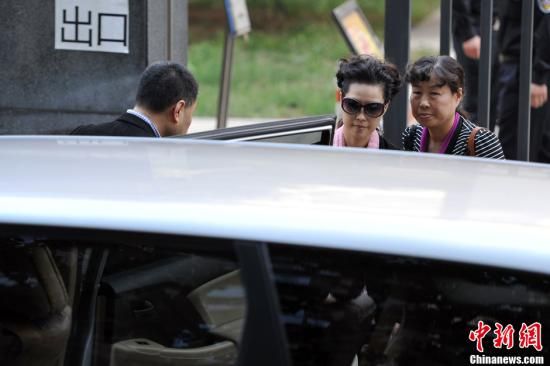 圖為宣判結(jié)束后夢鴿面無表情走出海淀法院，乘車離開。