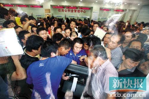 千余名濟南市民擁擠在排號機前搶號準備搶提公積金。 CFP供圖(資料圖)