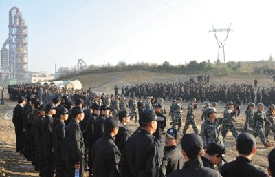 10月12日，貴陽，觀山湖區(qū)控拆違指揮部組織2500余人到金華鎮(zhèn)上鋪村空山壩，對54棟違法建筑進行