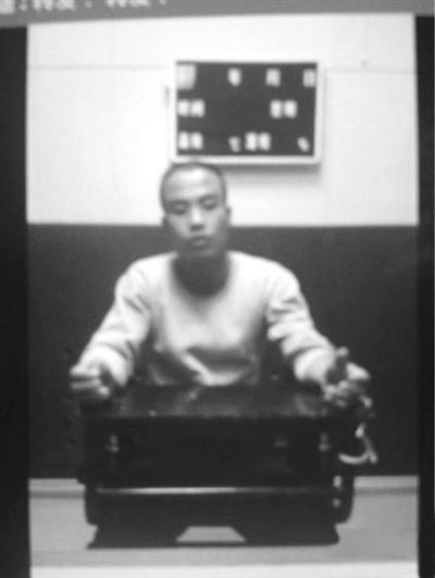 案發(fā)后,當?shù)卮迕駛儑^現(xiàn)場。網(wǎng)絡(luò)截圖
