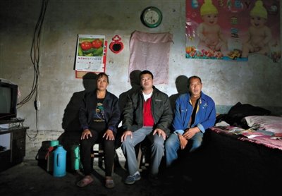 10月18日，自鋸病腿的鄭艷良所在的保定市清苑縣東臧村，有多家農(nóng)戶大病難醫(yī)，村民王新建（中）得了白血