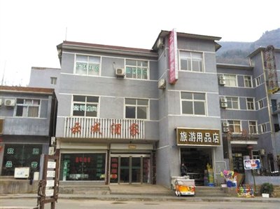 今年，胡萬林涉嫌非法行醫(yī)的地點，就在這座農(nóng)家賓館內(nèi)。
