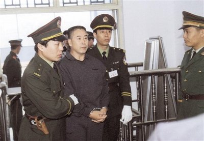 2000年9月30日，河南商丘，胡萬林被法警押上法庭。