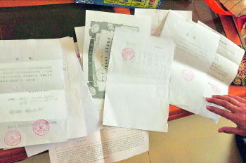 60歲的市民仇先生為了辦理公證所需的這些證明材料,半個月時間里跑了30多趟腿。記者　李萌博　攝