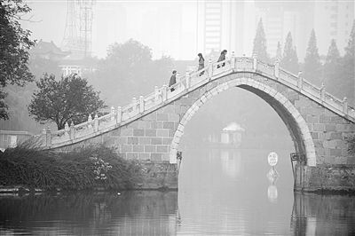 10月28日，市民走在合肥市霧霾籠罩的公園里。新華社發(fā)