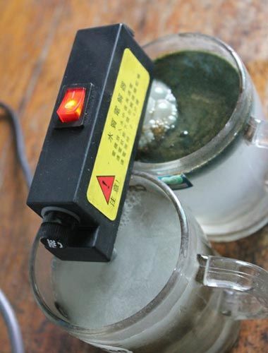 試驗(yàn)后的水對比，工程供水變成了墨綠色