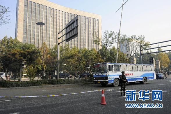 這是11月6日拍攝的一輛爆炸中受損的公交車停在現(xiàn)場。