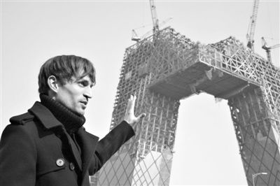 2008年2月，建筑師奧雷·舍人在中央電視臺新址大樓的工地外。圖/CFP
