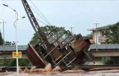 抽砂船卡在橋下。