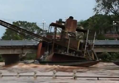 抽砂船卡在橋下。