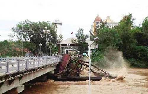 抽砂船卡在橋下。