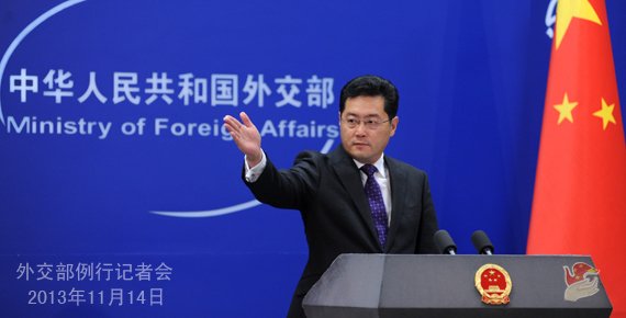2013年11月14日，外交部發(fā)言人秦剛主持例行記者會。