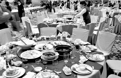 今年1月20日，一國企在廣州一家五星級酒店擺了70桌。臨近年底，在中央“嚴(yán)抓四風(fēng)”背景下，北京國企機