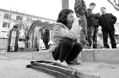 從法院出來以后，家屬和律師正在商量案情，夏鳳各在旁想著想著忍不住哭起來