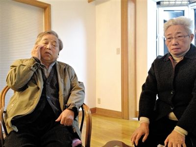 前晚，年過七旬的劉光嘉及妻子向記者講述強(qiáng)拆經(jīng)過。