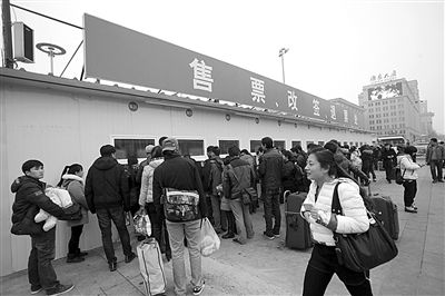 1月6日，北京站搭建完畢的臨時售票處已經(jīng)投入使用。今年春運期間，北京鐵路局共開設(shè)售票窗口3421個，同比增加150個。新京報記者