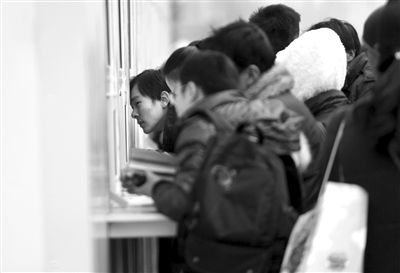 1月6日，旅客在北京站臨時售票處排隊購票。新京報記者