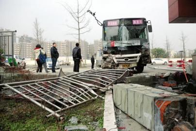 1月6日，成都雙華大道，失控后的公交車撞垮一單位的護欄。攝影 劉陳平