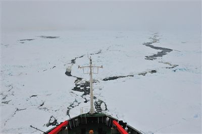 7日17時50分許，“雪龍”號船頭冰面裂開一條水道，“雪龍”號趁機迅速穿過。