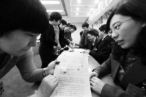 人大代表們就各自關(guān)心的話題熱烈討論。