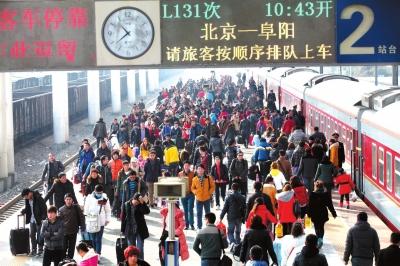 昨天，由北京開出的列車途經(jīng)安徽亳州火車站，大量旅客回到家鄉(xiāng)