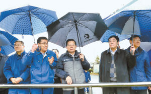 2月7日，省委書記強(qiáng)衛(wèi)冒雨在江西銅業(yè)集團(tuán)調(diào)研。記者 梁振堂 攝