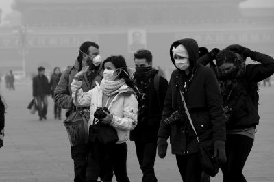 天安門廣場戴口罩的外國游客。