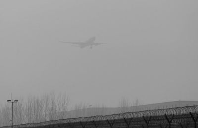 在首都機場，飛機在霧霾中降落。
