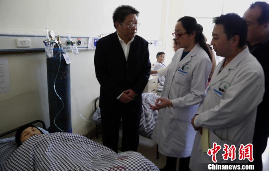 圖為青海省委常委、西寧市委書記毛小兵正在詢問患者病情。　羅云鵬　攝