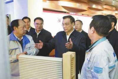 昨天，李克強(qiáng)在科技園查看PM2.5過濾設(shè)備。圖/新華視點微博